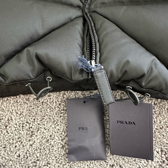 *Authentic* Prada Re-Nylon Gabardine Cropped Down Jacket - Picture 5 of 12